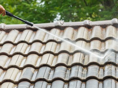 Comment nettoyer sa toiture à haute pression?