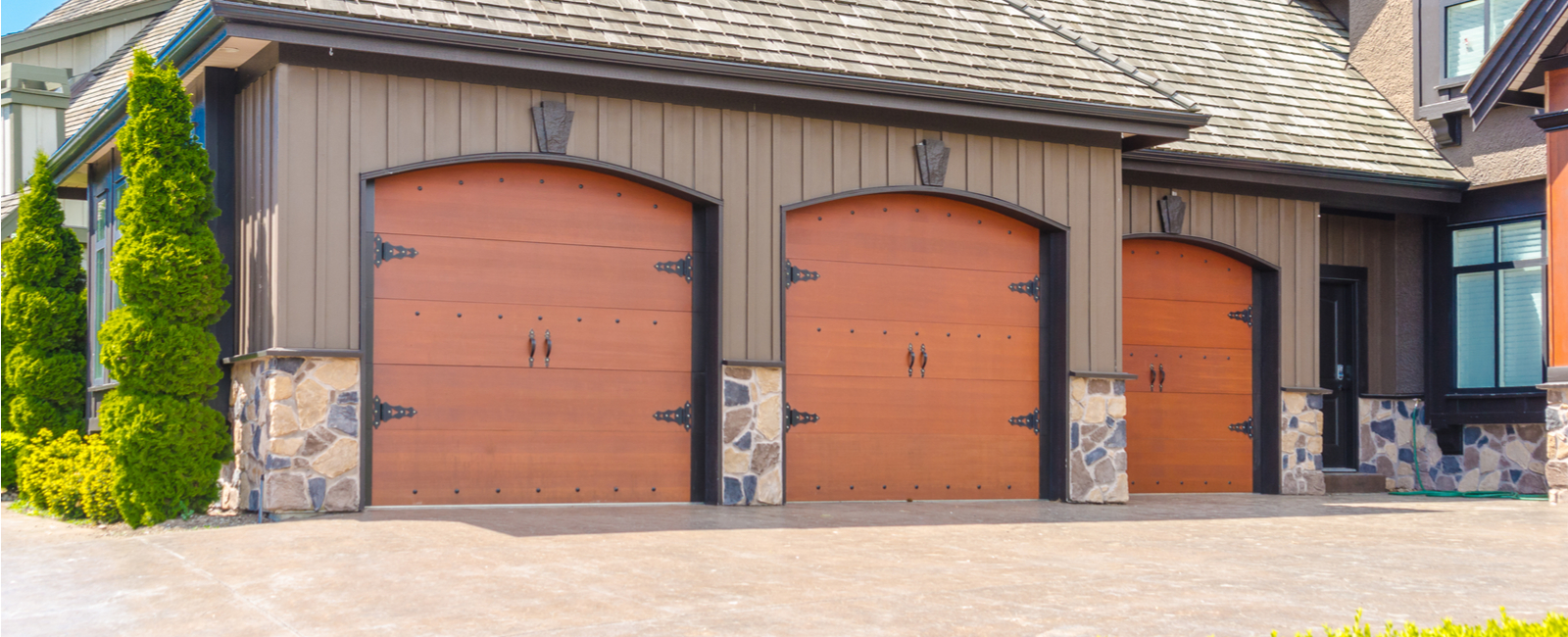 Porte de garage battante : les avantages et inconvénients, matériaux, prix