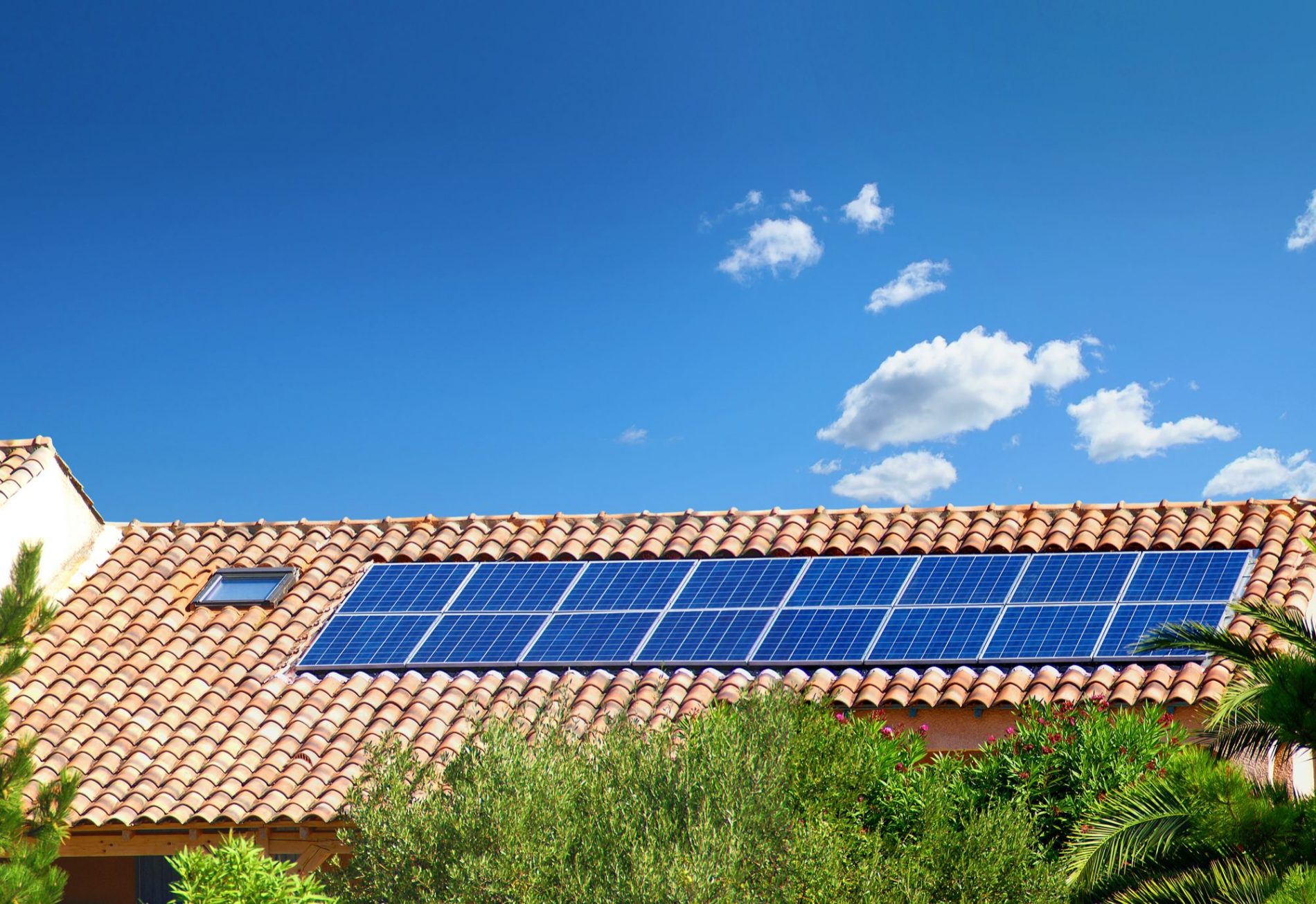 Faut-il installer les panneaux solaires sur la toiture ou au sol ?